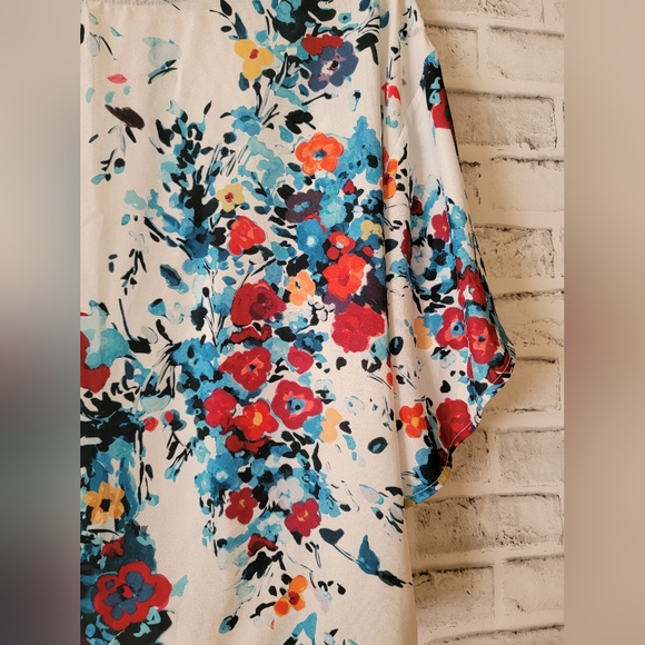 Chiffon V-neck, tie at the bottom with bat wings sleeves size Large - Picture 5 of 6